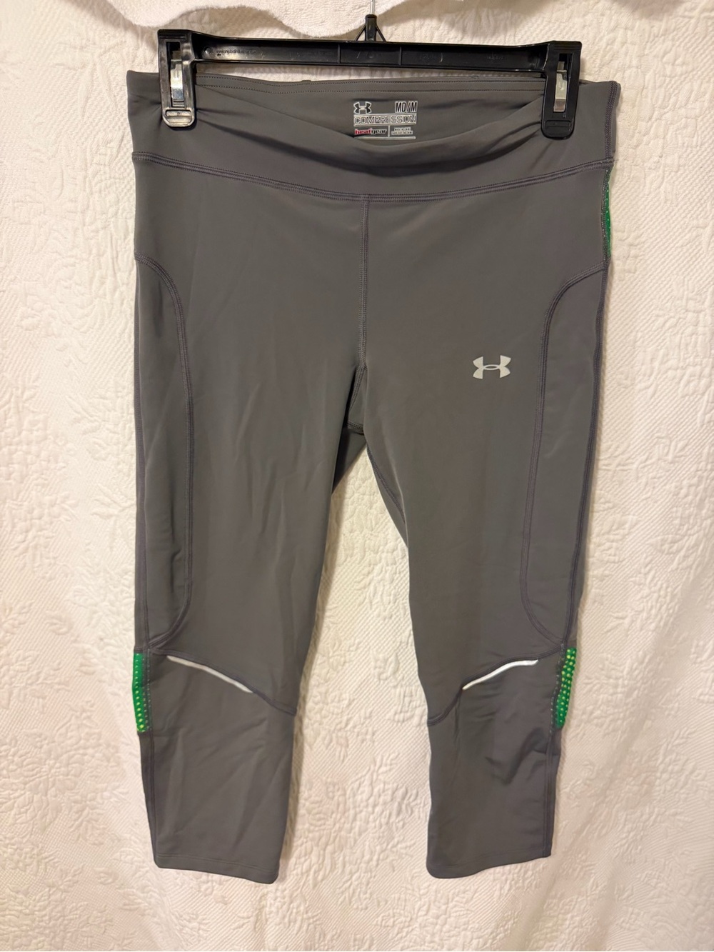 NWT Under Armour Heat Gear Gray Compression Leggings with Green Lining Sz M